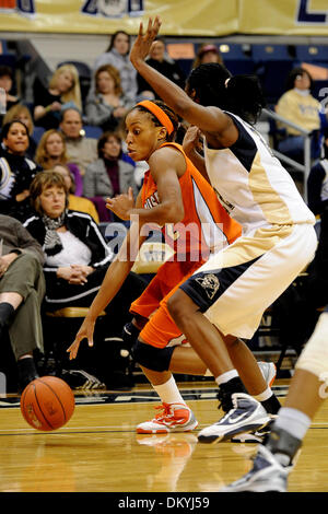 2. Februar 2010 - Pittsburgh, PA, USA - 2. Februar 2010: Syracuse University senior vorwärts Nicole Michael (32) Pausen in Richtung der Grundlinie als University of Pittsburgh junior vorwärts Chelsea Cole (22) versucht, sie an der Außenseite des zu halten die des Gerichts in der zweiten Hälfte des NCAA Big East Damen Basketball im Petersen Events Center in Pittsburgh, PA... Syrakus gewann in der Overtime 87-80. Stockfoto