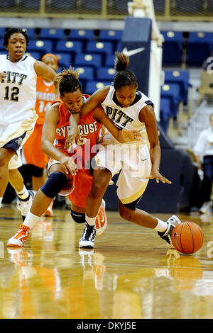 2. Februar 2010 - Pittsburgh, PA, USA - 2. Februar 2010: Universität von Pittsburgh junior Guard Taneisha Harrison (10) versucht, Syracuse University senior vorwärts Juanita Ward (15) aus dem Basketball zu halten, die nur von ihr von Pitts junior Guard soeben in der zweiten Hälfte des NCAA Big East Damen Basketball im Petersen Events Center in Pittsburgh, PA entfernt wurde... Syrakus Stockfoto