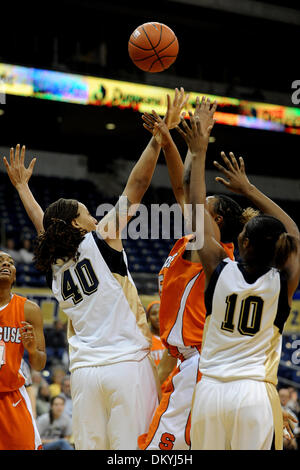 2. Februar 2010 - Pittsburgh, PA, USA - 2. Februar 2010: University of Pittsburgh Sophomore Zentrum Shawnice Wilson (40) und University of Pittsburgh junior Guard Taneisha Harrison (10) halten die Syracuse University senior Juanita Ward (15 vorwärts) ab bekommen ihre eigene Erholung in der zweiten Hälfte der NCAA Big East Damen Basketball im Petersen Events Center in Pittsburgh, PA... Syrakus Stockfoto