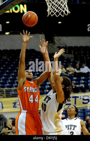 2. Februar 2010 - Pittsburgh, PA, USA - 2. Februar 2010: Syracuse University Freshman Wache Carmen Tyson-Thomas (44) wird über University of Pittsburgh Sophomore center Shawnice Wilson (40) ihre Sprungwurf in der zweiten Hälfte der NCAA Big East Damen Basketball im Petersen Events Center in Pittsburgh, PA. aussteigen... Obligatorische Credit: Dean Beattie / Southcreek Global Media (Credit Stockfoto