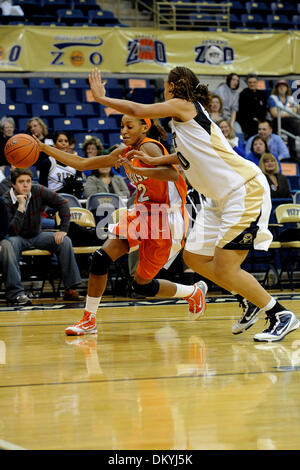 2. Februar 2010 - Pittsburgh, PA, USA - 2. Februar 2010: Syracuse University senior vorwärts Nicole Michael (32) Laufwerke unten außerhalb des Gerichts als Universität Pittsburgh Sophomore Mitte Shawnice Wilson (40) hält sie nach außen und zwingt einen Umsatz in der zweiten Hälfte der NCAA Big East Damen Basketball im Petersen Events Center in Pittsburgh, PA... Syrakus gewann im ov Stockfoto