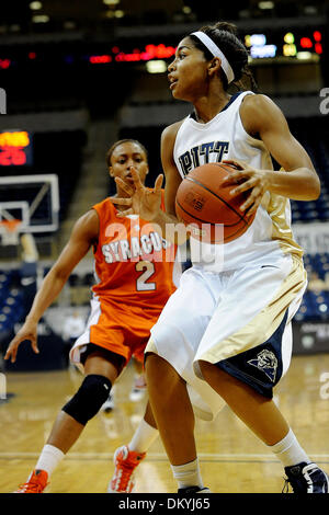 2. Februar 2010 - Pittsburgh, PA, USA - 2. Februar 2010: University of Pittsburgh junior Guard Shayla Scott (25) sucht eine offene Teamkollegen auf der Grundlinie wie Syracuse University Freshman Wache Elashier Halle (2) im Hintergrund in der ersten Hälfte des NCAA Big East Damen Basketball im Petersen Events Center in Pittsburgh, PA... Syrakus gewann in der Overtime 87-80..Mandatory Cre Stockfoto