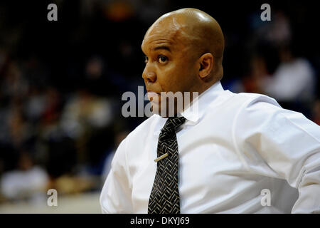 2. Februar 2010 - Pittsburgh, PA, USA - 2. Februar 2010: Syracuse University Cheftrainer Quentin Hillsman starrt auf die Beamten während der ersten Hälfte des NCAA Big East Damen Basketball im Petersen Events Center in Pittsburgh, PA... Obligatorische Credit: Dean M. Beattie / Southcreek Global Media (Kredit-Bild: © Dean Beattie/Southcreek Global/ZUMApress.com) Stockfoto