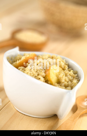 Quinoa-Porridge mit Apfel und Zimt, die einem traditionellen peruanischen Frühstück, serviert in einer Schüssel Stockfoto