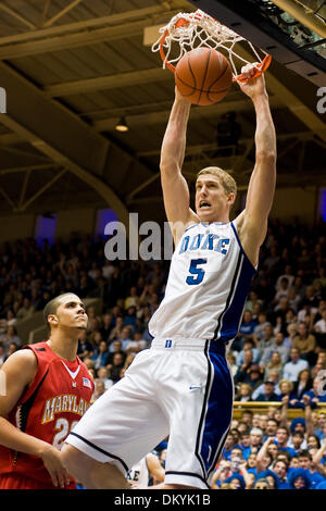 13. Februar 2010 - Durham, North Carolina, USA - 13. Februar 2009: Herzog-Neuling nach vorne #5 Mason Plumlee Staus ein Haus... Bei der Hälfte an Cameron Indoor Stadium, Durham NC führt Herzog Maryland 40-24. Obligatorische Credit: Mark Abbott / Southcreek Global (Kredit-Bild: © Mark Abbott/Southcreek Global/ZUMApress.com) Stockfoto