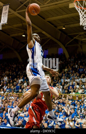 13. Februar 2010 - Durham, North Carolina, USA - 13. Februar 2009: Herzog junior Wache #2 Nolan Smith Drive Shard auf den Reifen... Bei der Hälfte an Cameron Indoor Stadium, Durham NC führt Herzog Maryland 40-24. Obligatorische Credit: Mark Abbott / Southcreek Global (Kredit-Bild: © Mark Abbott/Southcreek Global/ZUMApress.com) Stockfoto