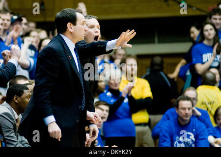 13. Februar 2010 - Durham, North Carolina, USA - 13. Februar 2009: Duke Head Coach Mike Krzyzewski... Herzog schlägt für den 1. Platz in der ACC Cameron Indoor Stadium, Durham NC Maryland 77-56. Obligatorische Credit: Mark Abbott / Southcreek Global (Kredit-Bild: © Mark Abbott/Southcreek Global/ZUMApress.com) Stockfoto