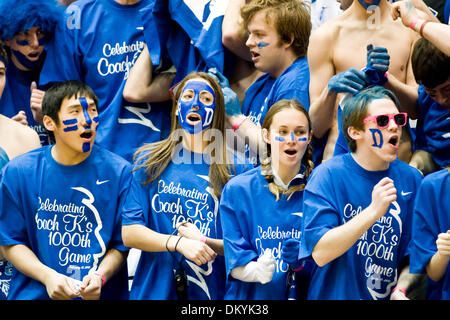 13. Februar 2010 - Durham, North Carolina, USA - 13. Februar 2009: Duke Fans begrüßen ihr Team an den Hof... Herzog schlägt für den 1. Platz in der ACC Cameron Indoor Stadium, Durham NC Maryland 77-56. Obligatorische Credit: Mark Abbott / Southcreek Global (Kredit-Bild: © Mark Abbott/Southcreek Global/ZUMApress.com) Stockfoto