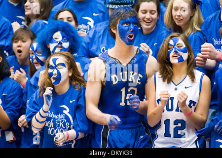 13. Februar 2010 - Durham, North Carolina, USA - 13. Februar 2009: Duke fans jubeln auf die Blue Devils... Herzog schlägt für den 1. Platz in der ACC Cameron Indoor Stadium, Durham NC Maryland 77-56. Obligatorische Credit: Mark Abbott / Southcreek Global (Kredit-Bild: © Mark Abbott/Southcreek Global/ZUMApress.com) Stockfoto