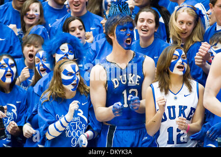 13. Februar 2010 - Durham, North Carolina, USA - 13. Februar 2009: Duke fans jubeln auf die Blue Devils... Herzog schlägt für den 1. Platz in der ACC Cameron Indoor Stadium, Durham NC Maryland 77-56. Obligatorische Credit: Mark Abbott / Southcreek Global (Kredit-Bild: © Mark Abbott/Southcreek Global/ZUMApress.com) Stockfoto