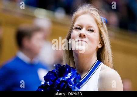 13. Februar 2010 - Durham, North Carolina, USA - 13. Februar 2009: Duke Cheerleader vor dem Spiel... Herzog schlägt für den 1. Platz in der ACC Cameron Indoor Stadium, Durham NC Maryland 77-56. Obligatorische Credit: Mark Abbott / Southcreek Global (Kredit-Bild: © Mark Abbott/Southcreek Global/ZUMApress.com) Stockfoto