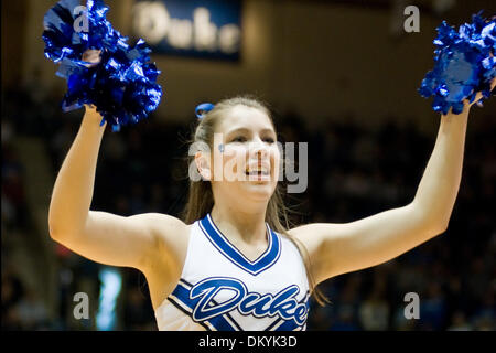 13. Februar 2010 - Durham, North Carolina, USA - 13. Februar 2009: Duke Cheer Leader... Herzog schlägt für den 1. Platz in der ACC Cameron Indoor Stadium, Durham NC Maryland 77-56. Obligatorische Credit: Mark Abbott / Southcreek Global (Kredit-Bild: © Mark Abbott/Southcreek Global/ZUMApress.com) Stockfoto