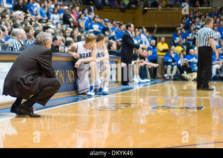 13. Februar 2010 - Durham, North Carolina, USA - 13. Februar 2009: Gary Williams Maryland Head Coach blickt auf die Aktion... Herzog schlägt für den 1. Platz in der ACC Cameron Indoor Stadium, Durham NC Maryland 77-56. Obligatorische Credit: Mark Abbott / Southcreek Global (Kredit-Bild: © Mark Abbott/Southcreek Global/ZUMApress.com) Stockfoto