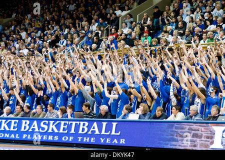 13. Februar 2010 - Durham, North Carolina, USA - 13. Februar 2009: Duke-fans singen... Herzog schlägt für den 1. Platz in der ACC Cameron Indoor Stadium, Durham NC Maryland 77-56. Obligatorische Credit: Mark Abbott / Southcreek Global (Kredit-Bild: © Mark Abbott/Southcreek Global/ZUMApress.com) Stockfoto