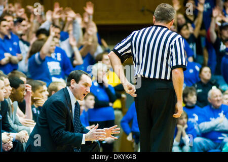 13. Februar 2010 - Durham, North Carolina, USA - 13. Februar 2009: Duke Head Coach Mike Krzyzewski beschreibt einen Anruf... Herzog schlägt für den 1. Platz in der ACC Cameron Indoor Stadium, Durham NC Maryland 77-56. Obligatorische Credit: Mark Abbott / Southcreek Global (Kredit-Bild: © Mark Abbott/Southcreek Global/ZUMApress.com) Stockfoto