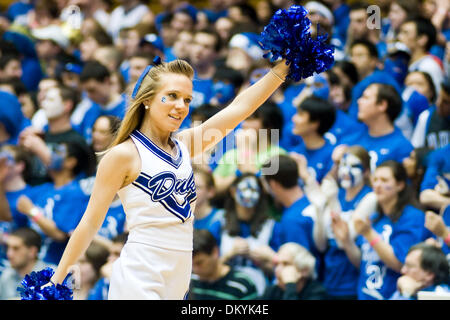 13. Februar 2010 - Durham, North Carolina, USA - 13. Februar 2009: Herzog Cheerleader führt ein jubeln... Herzog schlägt für den 1. Platz in der ACC Cameron Indoor Stadium, Durham NC Maryland 77-56. Obligatorische Credit: Mark Abbott / Southcreek Global (Kredit-Bild: © Mark Abbott/Southcreek Global/ZUMApress.com) Stockfoto