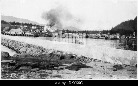 Der fertiggestellte Abschnitt des Wellenbrechers am Wrangell Harbor, Alaska, ist auf diesem Foto von 1927 zu sehen, ein wichtiger Bestandteil für den Schutz des Hafens vor den rauen Gewässern Alaskas. Stockfoto