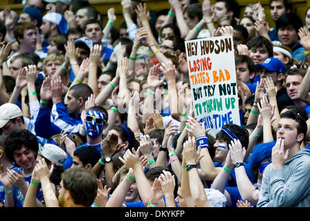 21. Februar 2010 - Durham, North Carolina, USA - 21. Februar 2009: Duke Fans... Duke zieht einen 67-55-Sieg über Virginia Tech im Cameron Indoor Stadium, Durham NC... Obligatorische Credit: Mark Abbott / Southcreek Global (Kredit-Bild: © Mark Abbott/Southcreek Global/ZUMApress.com) Stockfoto