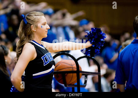 21. Februar 2010 - Durham, North Carolina, USA - 21. Februar 2009: Duke Cheerleader... Duke zieht einen 67-55-Sieg über Virginia Tech im Cameron Indoor Stadium, Durham NC... Obligatorische Credit: Mark Abbott / Southcreek Global (Kredit-Bild: © Mark Abbott/Southcreek Global/ZUMApress.com) Stockfoto