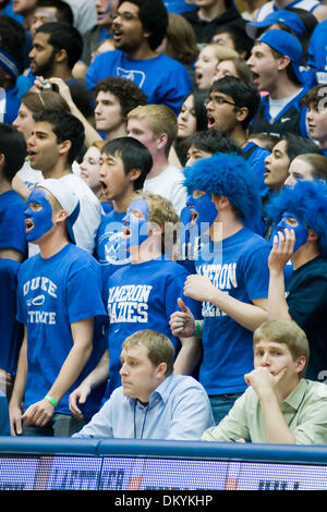 21. Februar 2010 - Durham, North Carolina, USA - 21. Februar 2009: Duke Fans. Duke zieht einen 67-55-Sieg über Virginia Tech im Cameron Indoor Stadium, Durham NC... Obligatorische Credit: Mark Abbott / Southcreek Global (Kredit-Bild: © Mark Abbott/Southcreek Global/ZUMApress.com) Stockfoto