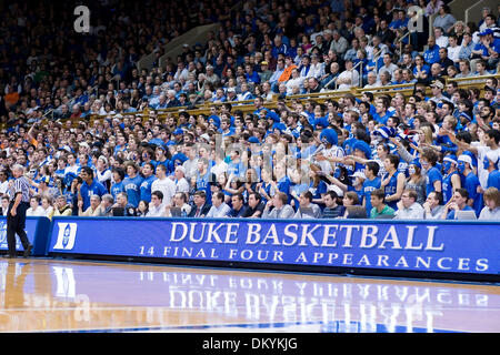 21. Februar 2010 - Durham, North Carolina, USA - 21. Februar 2009: Duke Fans... Duke zieht einen 67-55-Sieg über Virginia Tech im Cameron Indoor Stadium, Durham NC... Obligatorische Credit: Mark Abbott / Southcreek Global (Kredit-Bild: © Mark Abbott/Southcreek Global/ZUMApress.com) Stockfoto