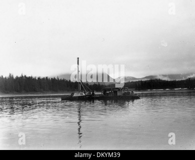 Wrangell Narrows, Alaska. Ansicht mit Jet Lastkahn und SC-2 Verankerung am Tage und nach der Arbeit im grünen Rock. Aufgenommen am... 298796 Stockfoto