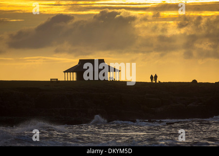 Die Sonne geht über Porthcawl auf der Südküste von Wales Stockfoto