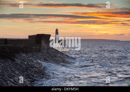 Die Sonne geht über Porthcawl auf der Südküste von Wales Stockfoto