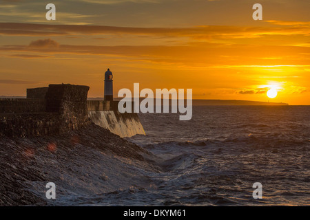 Die Sonne geht über Porthcawl auf der Südküste von Wales Stockfoto