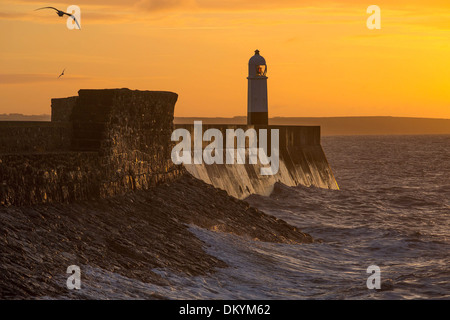 Die Sonne geht über Porthcawl auf der Südküste von Wales Stockfoto