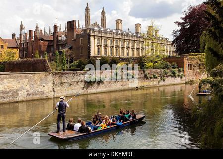 Gruppen von Menschen punt nach unten den Fluss Cam in Cambridge, vorbei an Kings College heute Donnerstag in der Frühlingssonne, 16. Mai 2013. Stockfoto