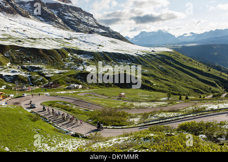 Pack der Radfahrer fahren am Berg beim Maratona Dles Dolomiten Rennen in Italien, 2013 Stockfoto