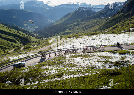 Pack der Radfahrer fahren am Berg beim Maratona Dles Dolomiten Rennen in Italien, 2013 Stockfoto