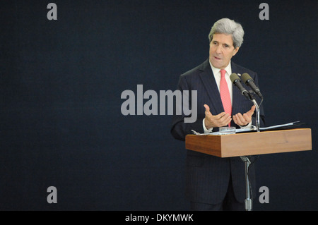 Secretary Kerry Adressen Reporter während der Pressekonferenz in Tel Aviv Stockfoto