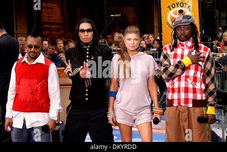 18. April 2002 - K43545AR. NBC '' KONZERTREIHE HEUTE SHOW SOMMER '', FEATURING; DIE BLACK EYED PEAS. . NBC STUDIOS AM ROCKEFELLER CENTER. NEW YORK CITY. .06 / 03 / 2005. ANDREA RENAULT-2005.THE BLACK EYED PEAS. (TABU: GANZ SCHWARZ. FERGIE: WEIBLICH. APLD AP: MOHAWK. UND. Ich bin: rote CHECK) (Kredit-Bild: © Globe Photos/ZUMAPRESS.com) Stockfoto