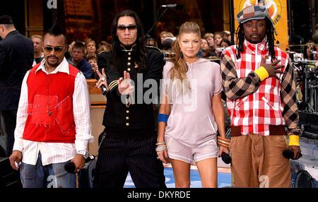 18. April 2002 - K43545AR. NBC '' KONZERTREIHE HEUTE SHOW SOMMER '', FEATURING; DIE BLACK EYED PEAS. . NBC STUDIOS AM ROCKEFELLER CENTER. NEW YORK CITY. .06 / 03 / 2005. ANDREA RENAULT-2005.THE BLACK EYED PEAS. (TABU: GANZ SCHWARZ. FERGIE: WEIBLICH. APLD AP: MOHAWK. UND. Ich bin: rote CHECK) (Kredit-Bild: © Globe Photos/ZUMAPRESS.com) Stockfoto