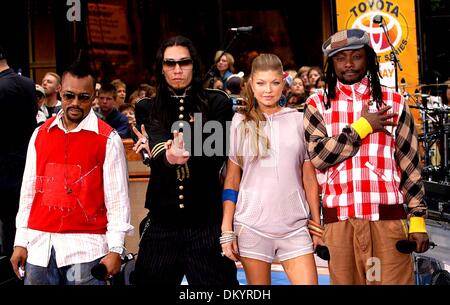 18. April 2002 - K43545AR. NBC '' KONZERTREIHE HEUTE SHOW SOMMER '', FEATURING; DIE BLACK EYED PEAS. . NBC STUDIOS AM ROCKEFELLER CENTER. NEW YORK CITY. .06 / 03 / 2005. ANDREA RENAULT-2005.THE BLACK EYED PEAS. (TABU: GANZ SCHWARZ. FERGIE: WEIBLICH. APLD AP: MOHAWK. UND. Ich bin: rote CHECK) (Kredit-Bild: © Globe Photos/ZUMAPRESS.com) Stockfoto