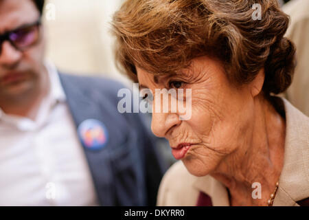 Santiago Del Chile, Chile. 9. Dezember 2013. Ngela Jeria, der Mutter von ex-Präsident und Präsidentschafts Kandidat Michelle Bachelet. Der chilenische Präsident Sebastian Pinera besucht die Präsentation des Geschäftsberichts der Menschenrechte durch das National Human Rights Institute, vertreten durch ihren Präsidenten, Lorena Pommes frites Monleón. Foto: Credit: David Von Blohn/NurPhoto/ZUMAPRESS.com/Alamy Live-Nachrichten Stockfoto