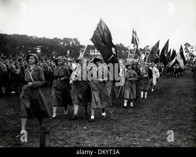 25. Juni 1933 - hat Nürnberg - am 25. Juni 1933, Gustav-Adolf-Verein Berlin etwa 800 Mitglieder der Evangelischen Jugend und kirchlichen Organisationen in den Gustav-Adolf Tag auf der Tepelhof Field eingeladen. Im Bild: die Parade der Protestand Kirche Organisationen. (Kredit-Bild: © KEYSTONE Bilder USA/ZUMAPRESS.com) Stockfoto