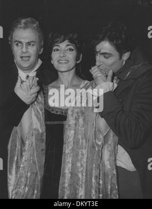 5. April 1965 - MARIA CALLAS mit Tito Gobbi und Renato Cioni nach der Aufführung von Tosca am Covent Garden 1965. (Kredit-Bild: © Globe Photos/ZUMAPRESS.com) Stockfoto