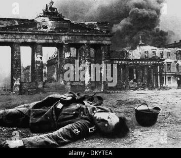 Ein toter Soldat der deutschen Wehrmacht ist im April/Mai 1945 vor dem Brandenburger Tor in Berlin zu sehen. Fotoarchiv für Zeitgeschichte Stockfoto