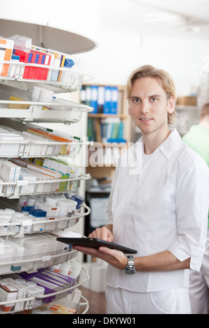 Porträt von männlichen Apotheker halten TabletPC Stockfoto