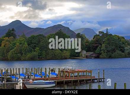 Fähranleger und Docks auf Derwentwater, Keswick, Cumbria. Catbells und Causey Pike kann im Hintergrund zu sehen. Stockfoto