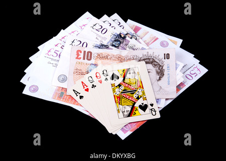 Karten und Geld im Casino zu spielen. Stockfoto