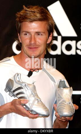 21. Oktober 2001 K43542AR. FUBBALL SUPERSTAR DAVID BECKHAM UND ADIDAS SEINE NEUE PREDATOR UND PREDATOR PULSE BOOT PRODUKTLINIE ZU ENTHULLEN. ADIDAS SPORT PERFORMANCE STORE IN NEW YORK CITY. 01.06.2005...
