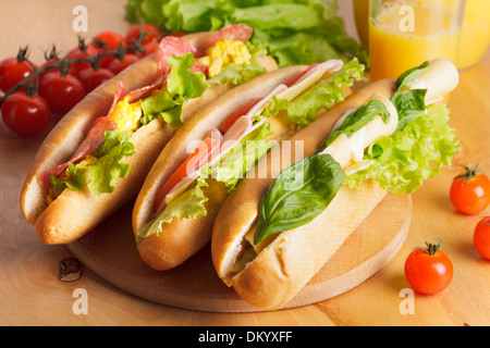 Verschiedene Arten von Brötchen auf dem Tisch Stockfoto