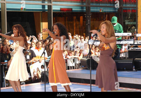18. Dezember 2001 - K44277AR. DESTINYS CHILD FÜHRT AUF DER NBC TODAY SHOW SUMMER CONCERT SERIES ROCKEFELLER CENTER IN NEW YORK CITY 29.07.2005. ANDREA RENAULT - 2005 MICHELLE WILLIAMS, BEYONCE KNOWLES und KELLY ROWLAND (DESTINYS CHILD) (Kredit-Bild: © Globe Photos/ZUMAPRESS.com) Stockfoto