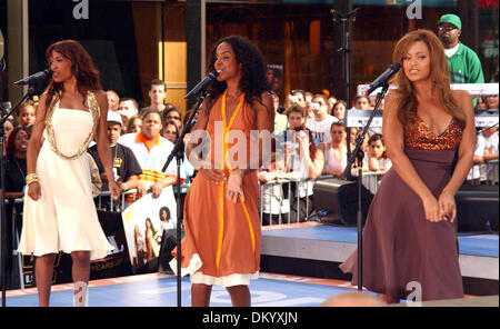 18. Dezember 2001 - K44277AR. DESTINYS CHILD FÜHRT AUF DER NBC TODAY SHOW SUMMER CONCERT SERIES ROCKEFELLER CENTER IN NEW YORK CITY 29.07.2005. ANDREA RENAULT - 2005 MICHELLE WILLIAMS, BEYONCE KNOWLES und KELLY ROWLAND (DESTINYS CHILD) (Kredit-Bild: © Globe Photos/ZUMAPRESS.com) Stockfoto