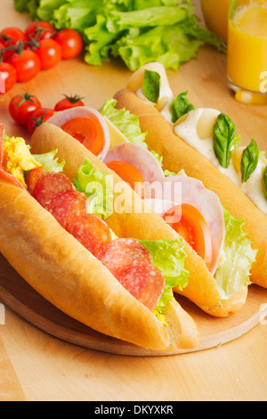 Verschiedene Arten von Brötchen auf dem Tisch Stockfoto