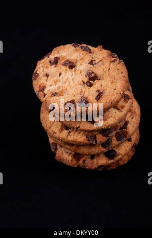 Ein Haufen von Schokolade chips Cookies auf schwarzem Hintergrund isoliert. Stockfoto